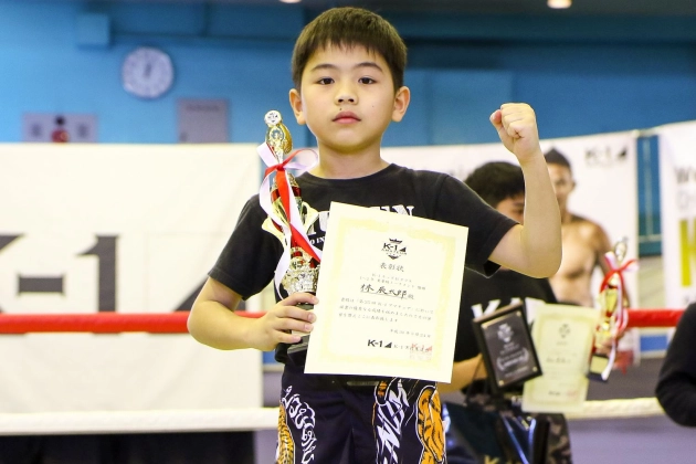 第25回K-1アマチュア　キッズ Bクラス1～2年生重量級 トーナメント優勝 林辰太郎（MUGEN KARATE AOYAMA）