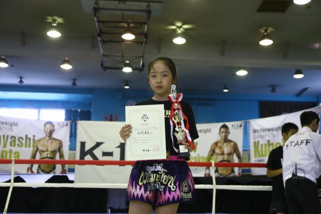 第27回K-1アマチュア　キッズBクラス5～6年生女子軽量級 トーナメント 優勝　松村寿美（MUGEN KARATE AOYAMA）