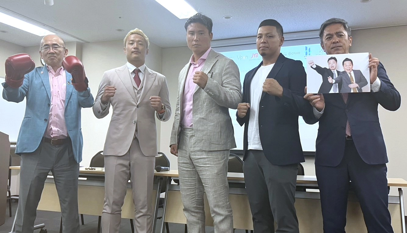 左から溝畑理事長、谷川、K-Jee、山口、宮田プロデューサー、パネルはお笑いコンビのダイアン