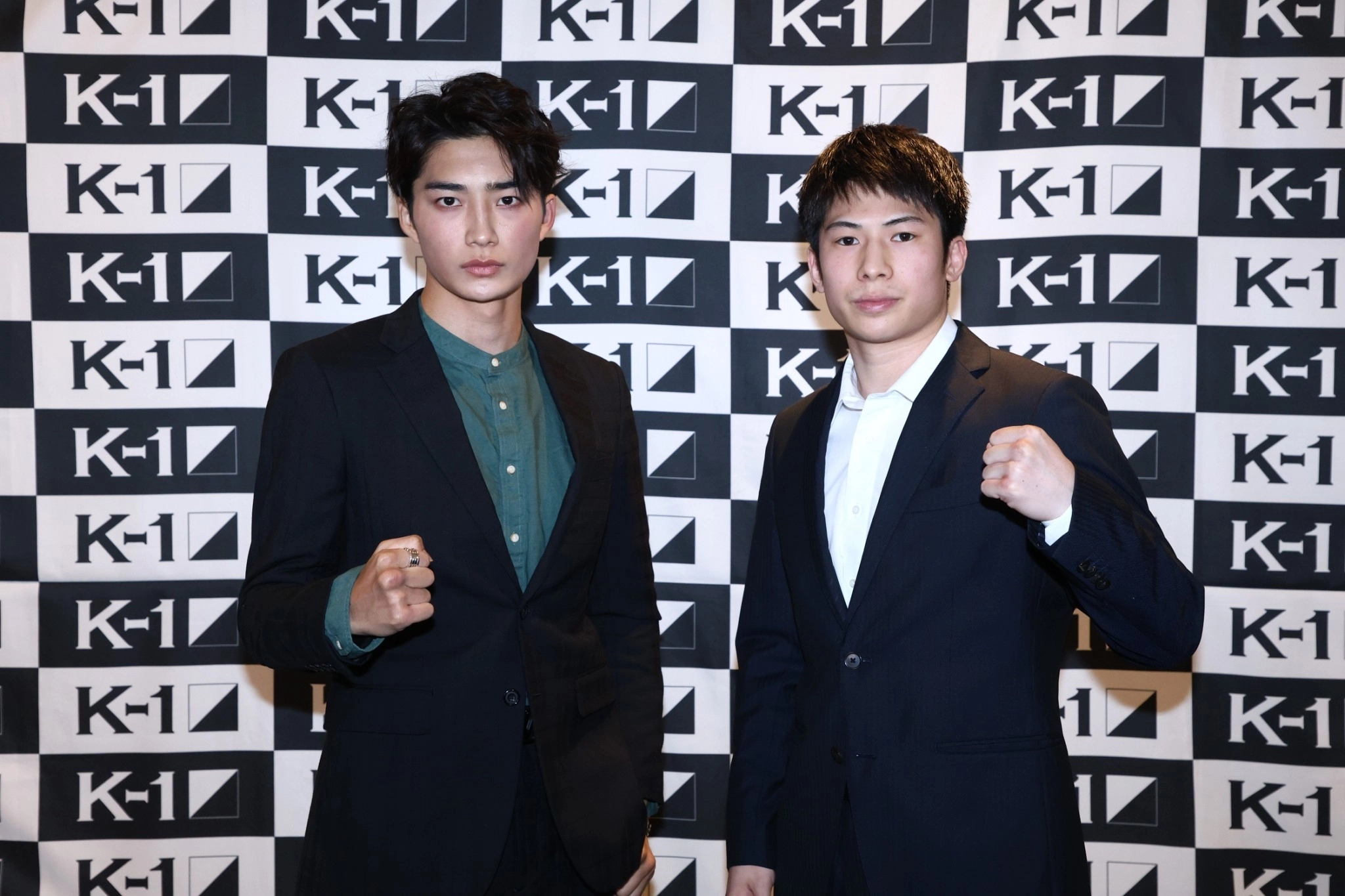 大久保（左）と対戦するMMAファイターの竹見（右）