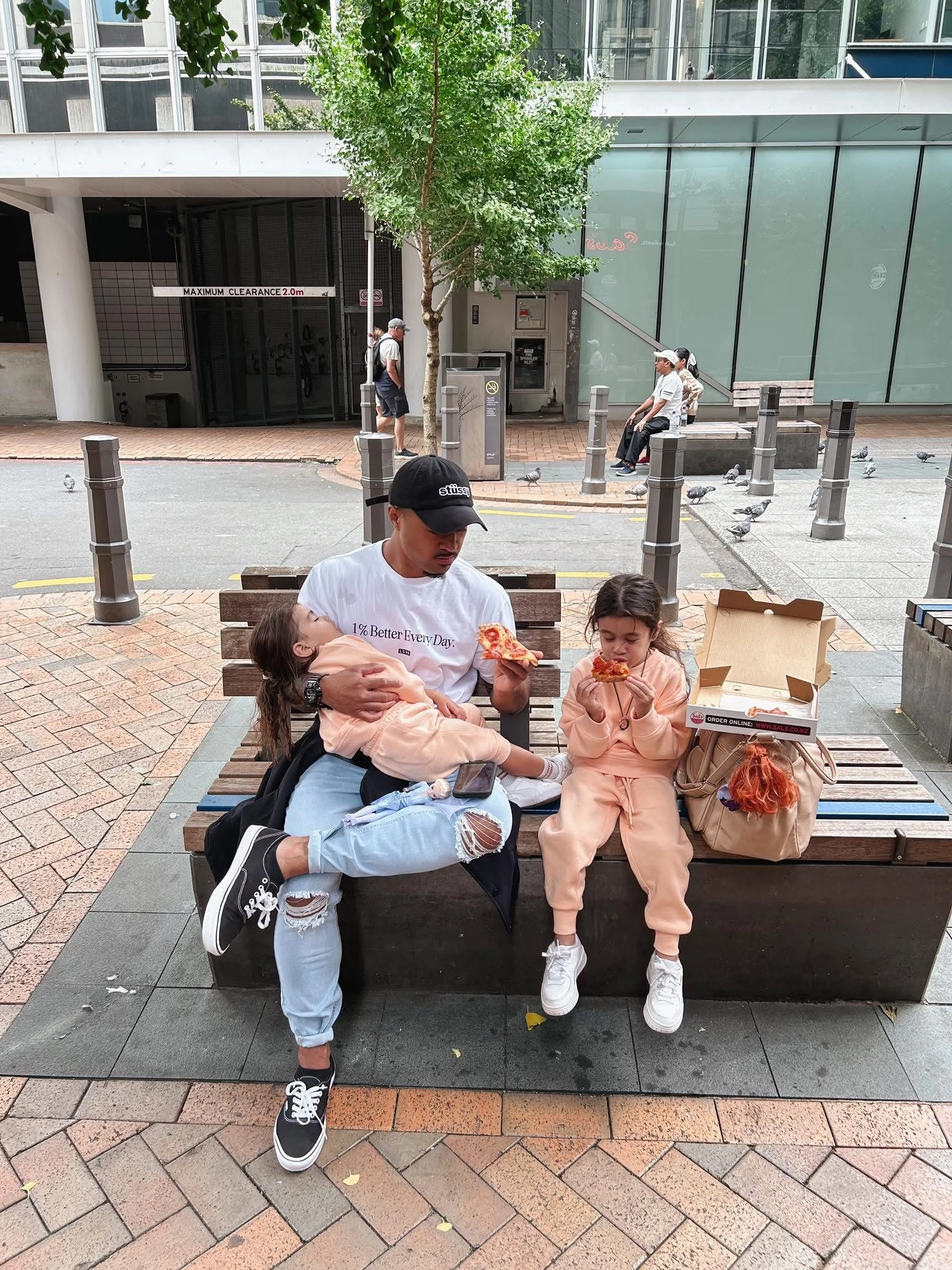 アイウルが子どもたちと