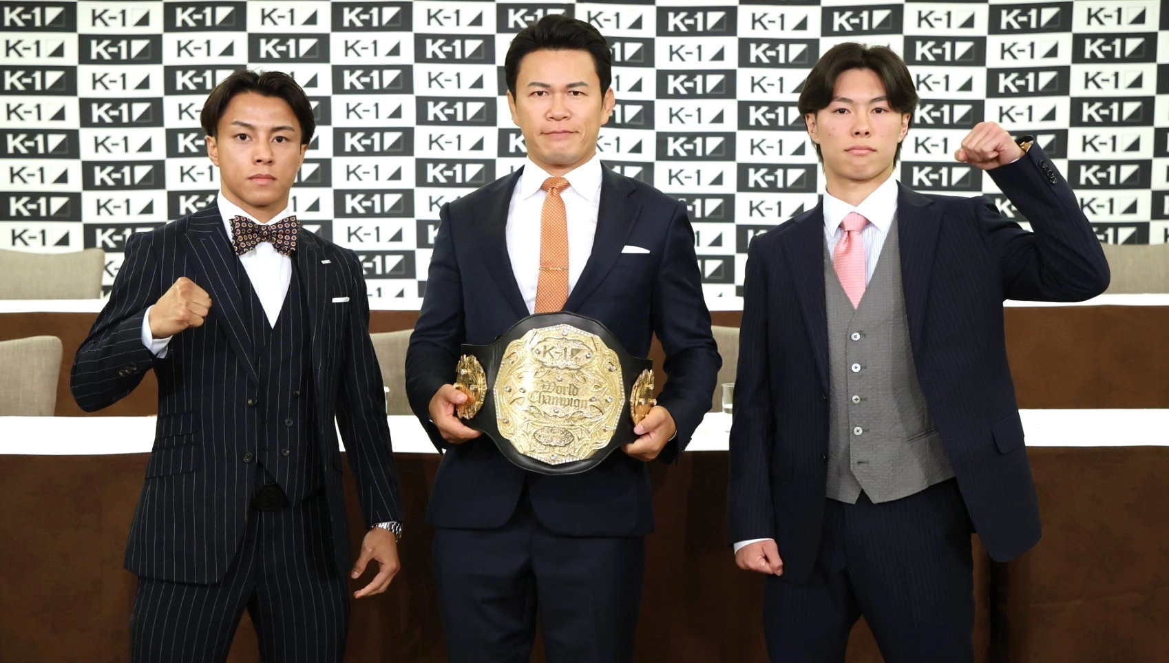 須藤プロデューサーを挟んで石井と黒川