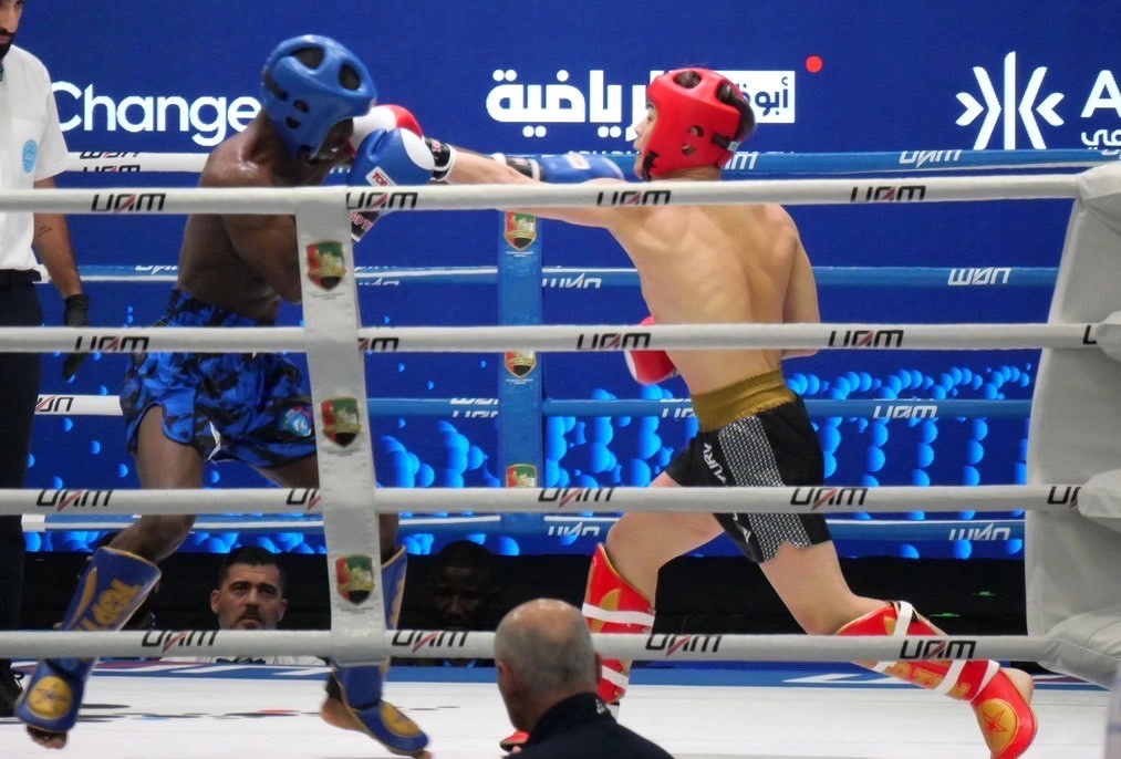 松本（右）はパンチを決めていった