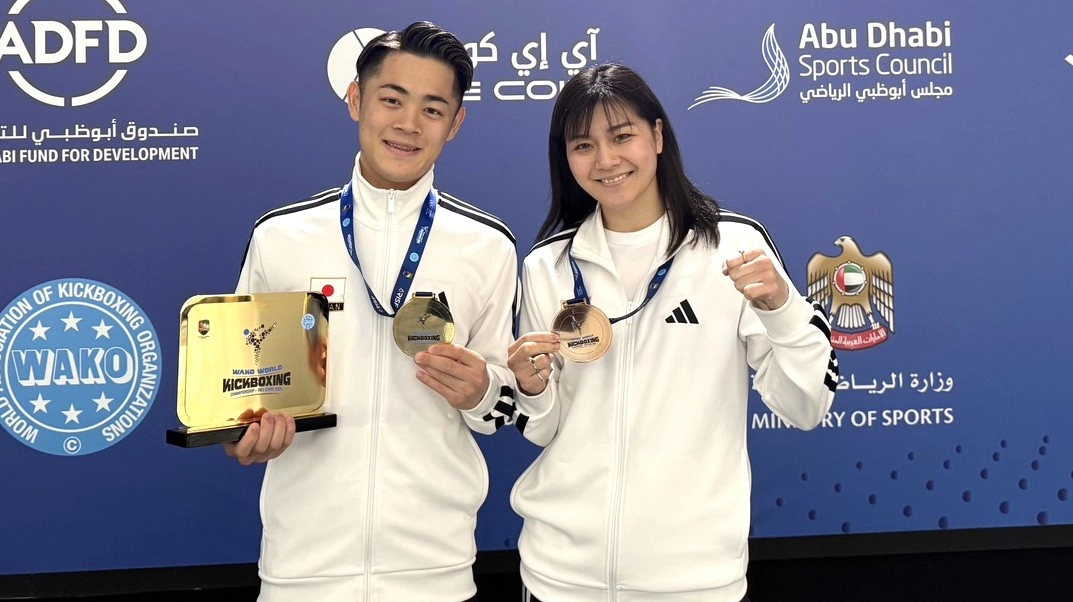 金メダル獲得の松本（左）と銅メダルのSAHO