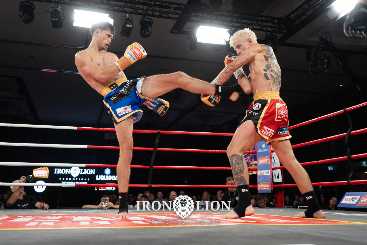 モニ（左）はミクラから判定勝ち