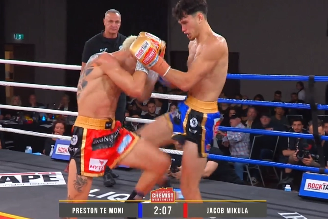 モニ（右）はミクラから判定勝ち