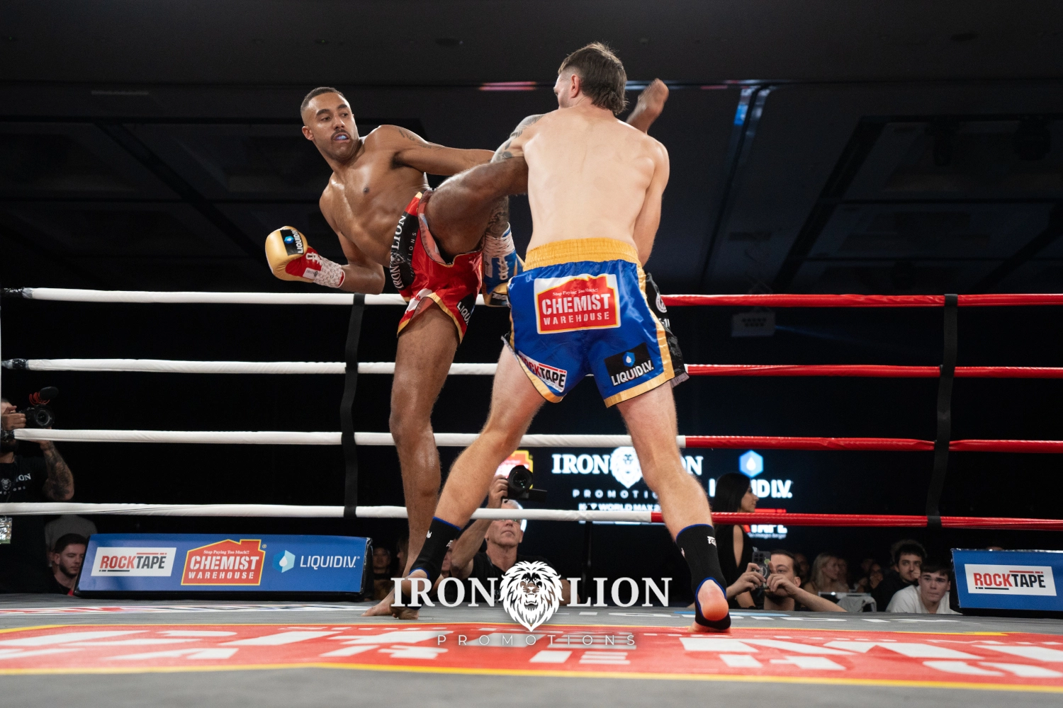 パンクハースト（左）がロックの左腕を破壊