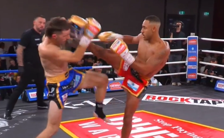 パンクハースト（右）がロックの左腕を破壊