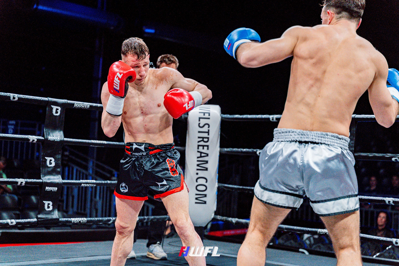 優勝候補のラーマス（左）が準々決勝を勝利