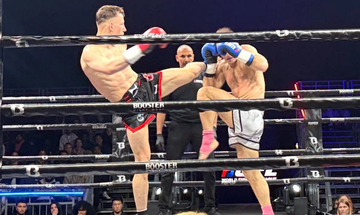 優勝候補のラーマス（左）が準々決勝を勝利