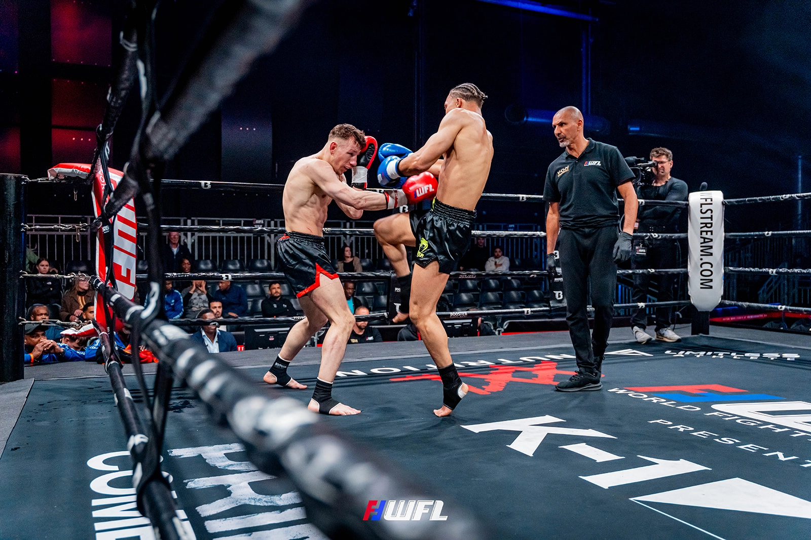 決勝はモーリスがヒザ蹴りでKO勝ち