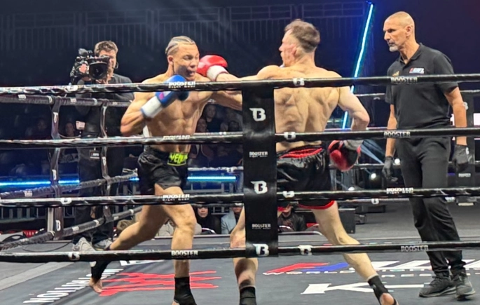 決勝はモーリスがヒザ蹴りでKO勝ち