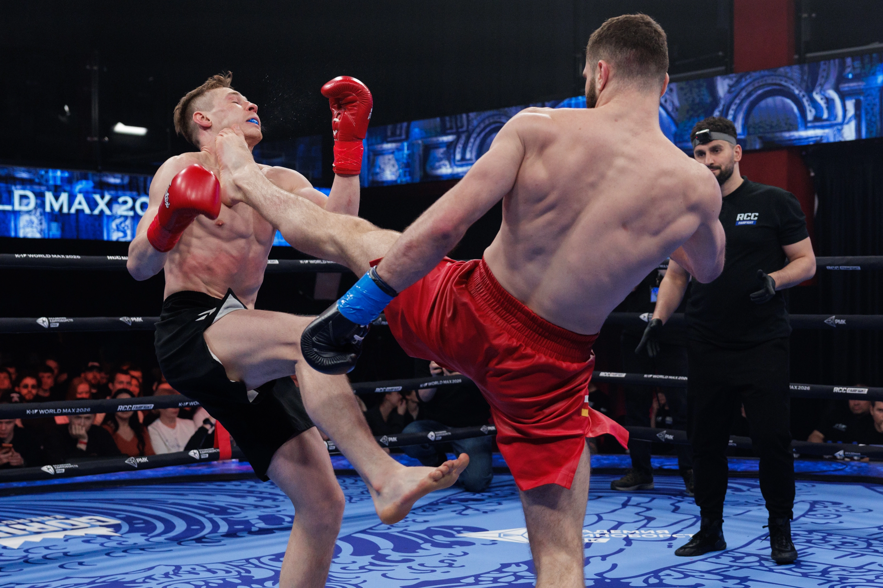 準決勝でトゥラエフ（左）の蹴りが決まる