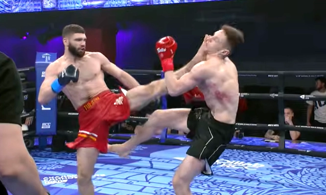 準決勝でトゥラエフ（左）の蹴りが決まる