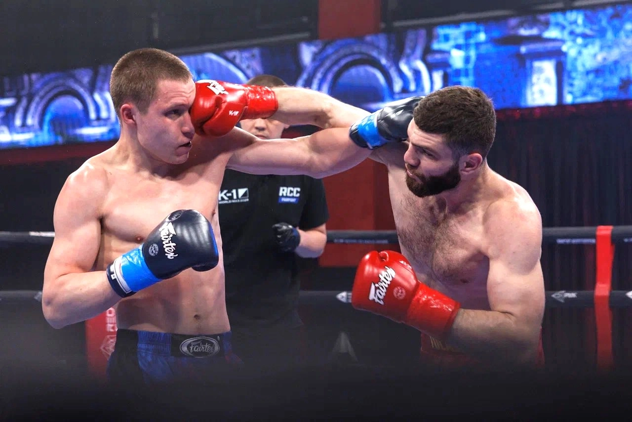 トゥラエフ（右）のパンチがヴァルナフスキーにヒット