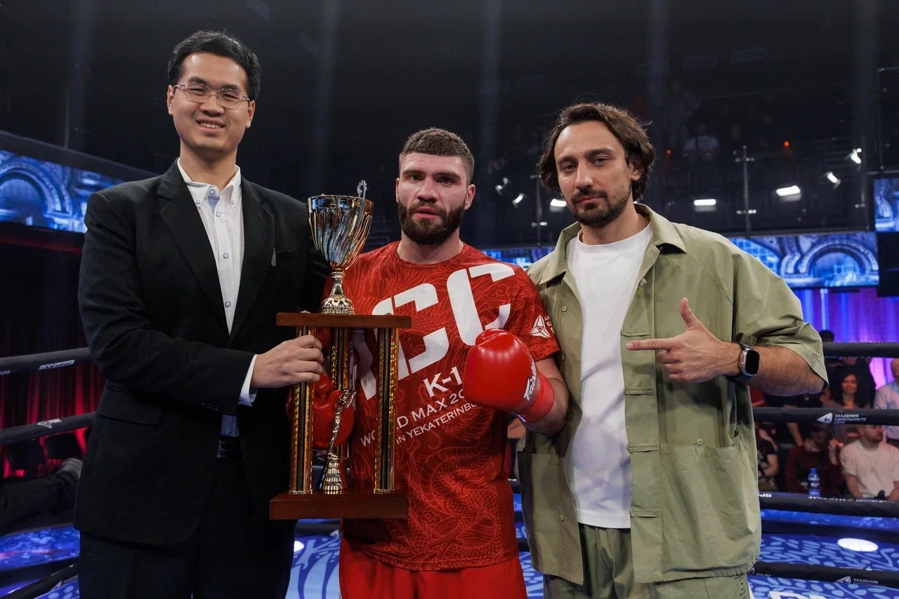 ロシア予選を優勝したトゥラエフ（中央）