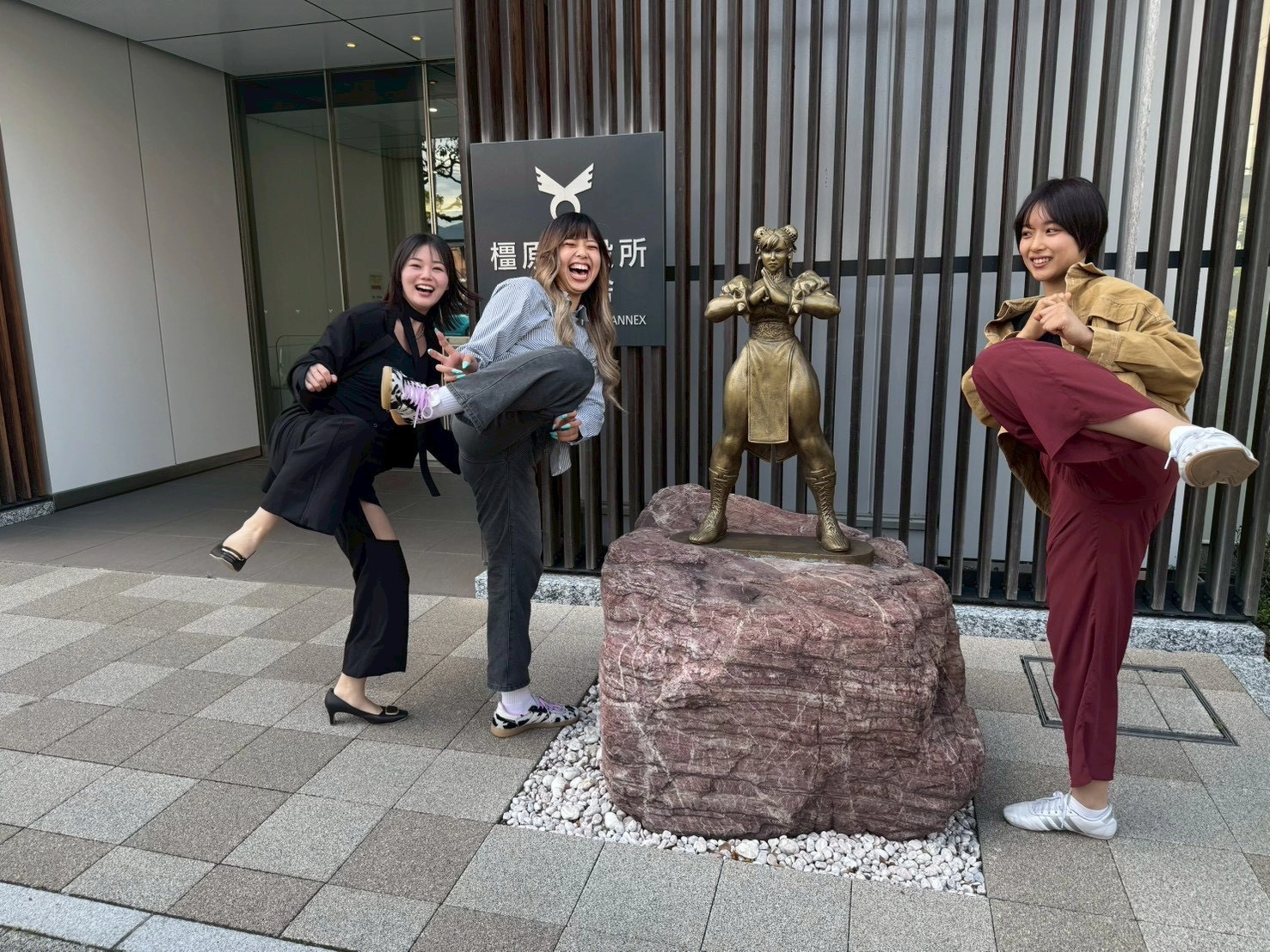左から空手家でタレントの長野じゅりあさん、木村萌那、テコンドー王者の滝川聖奈さん