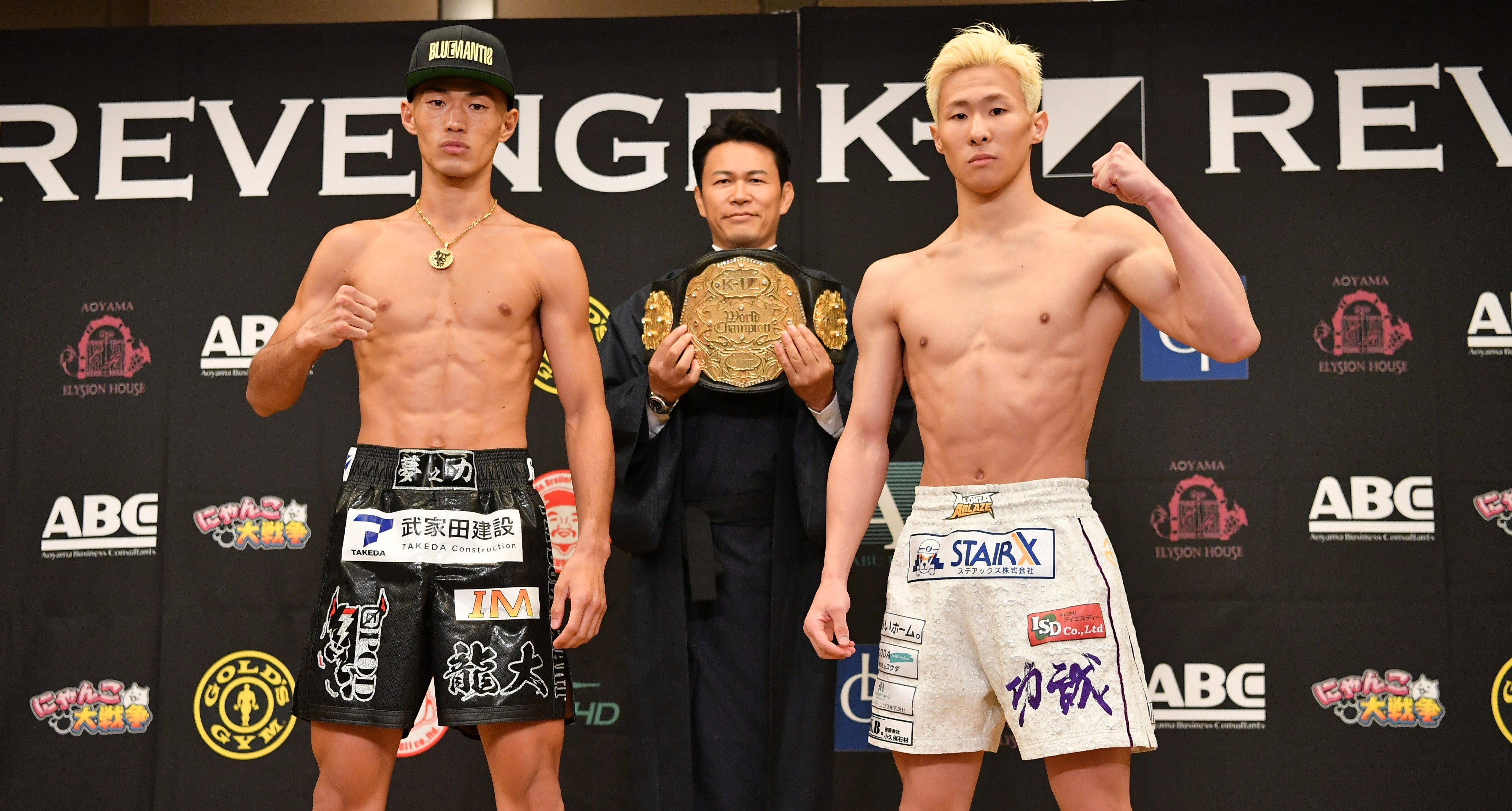 第7代K-1 WORLD GPフェザー級王座決定戦で対戦する石田（左）と関口