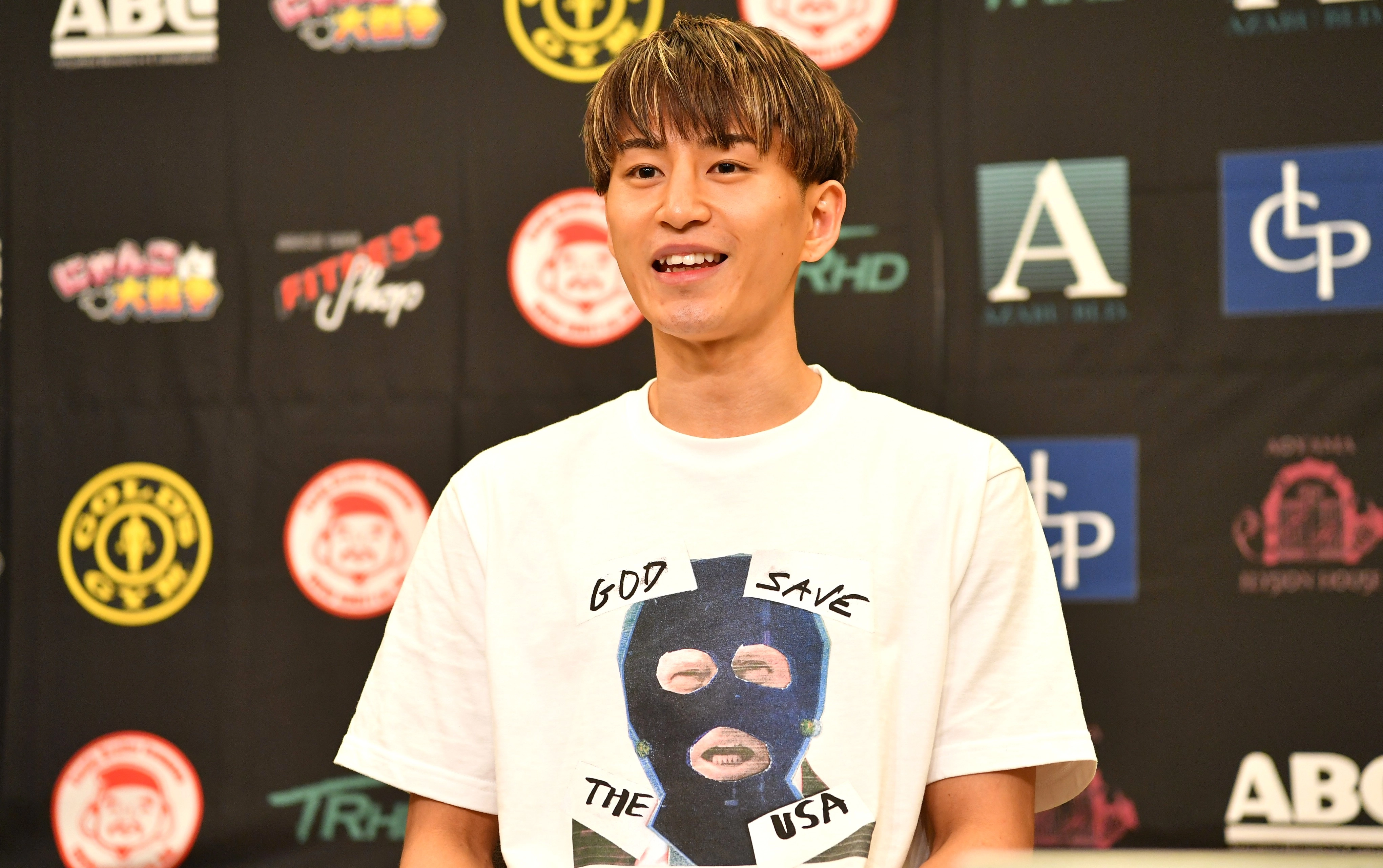 松山は可愛いTシャツを着てインタビューに登場