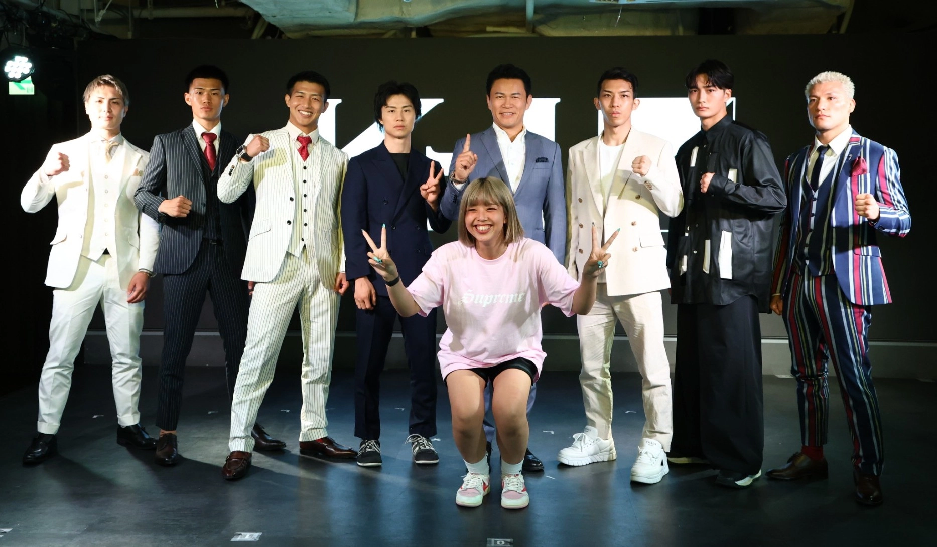 K-1MAX9月大会の出場選手たち。会見に出席しなかったが、木村萌那も急遽記念撮影に参加