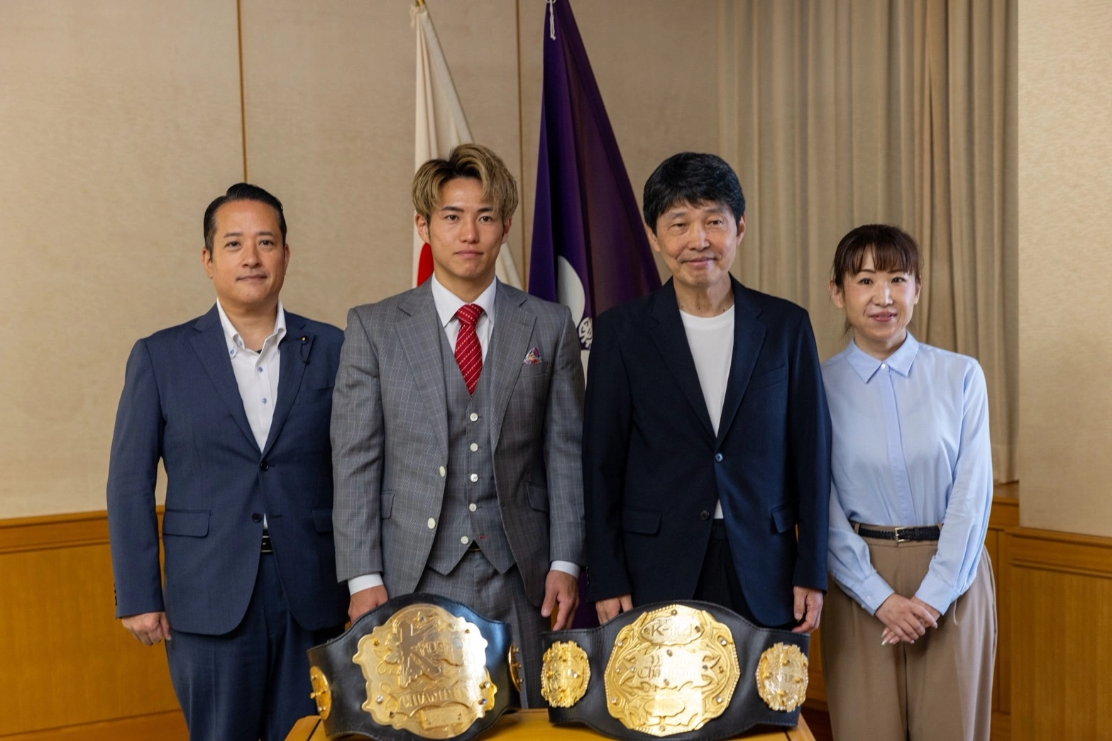 群馬県庁を訪問した横山朋哉。左から群馬県議会議員の薬丸潔氏、横山、山本群馬県知事、大木社長