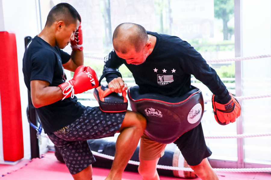 K 1 Krush Fight 102 6 21 金 後楽園 王者 江川優生 挑戦者 Tetsuの 1発もらっても3発返す 発言に対して 自分のパンチが当たれば1発で倒れる 倒すイメージしかない Krush 公式サイト K 1 Japan Group